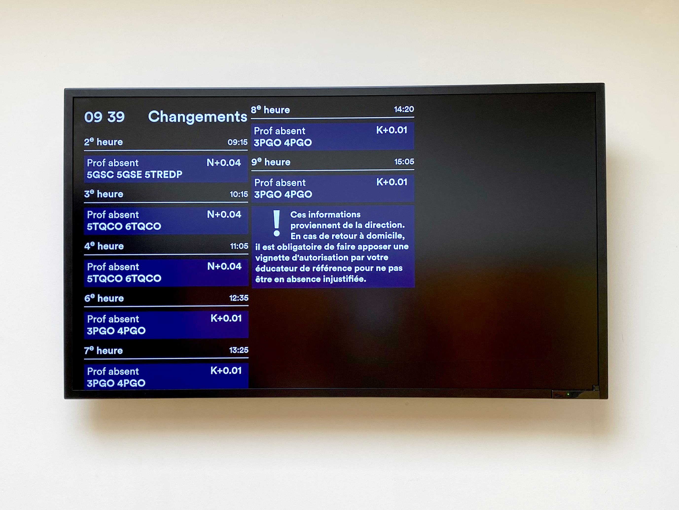 Écran de couloir SAVA affichant les changements de la journée dans un établissement secondaire pilote